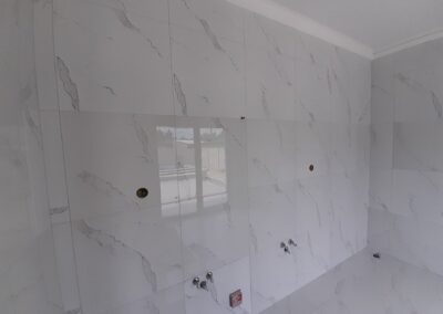 Új fürdőszoba burkolása - márványhatású csempével